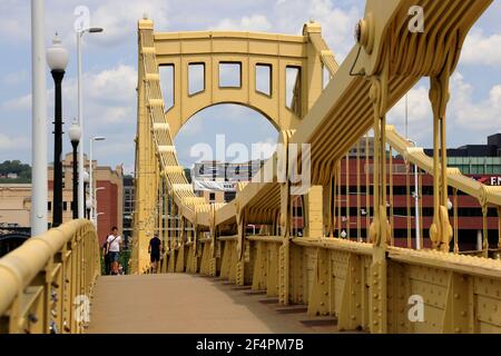 Roberto Clemente Brücke aka Sixth Street Brücke mit der Aussicht Von North Shore von Pittsburgh im Hintergrund.Pittsburgh.Pennsylvania.USA Stockfoto