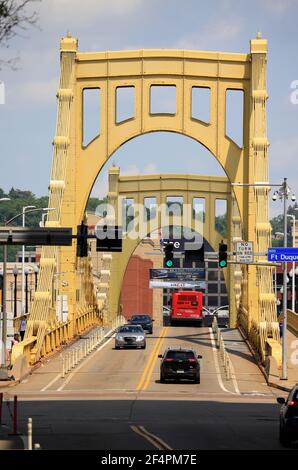 Roberto Clemente Brücke aka Sixth Street Brücke mit der Aussicht Von North Shore von Pittsburgh im Hintergrund.Pittsburgh.Pennsylvania.USA Stockfoto