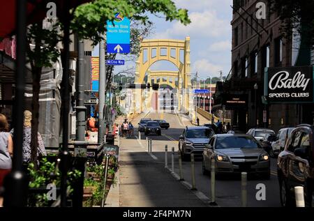 Roberto Clemente Brücke aka Sixth Street Brücke mit der Aussicht Von North Shore von Pittsburgh im Hintergrund.Pittsburgh.Pennsylvania.USA Stockfoto