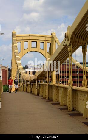 Roberto Clemente Brücke aka Sixth Street Brücke mit der Aussicht Von North Shore von Pittsburgh im Hintergrund.Pittsburgh.Pennsylvania.USA Stockfoto