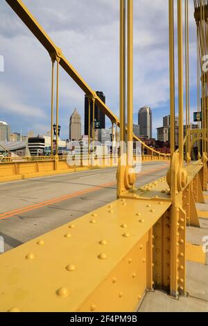 Andy Warhol Bridge aka Seventh Street Bridge mit der Aussicht Der Innenstadt von Pittsburgh im Hintergrund.Pittsburgh.Pennsylvania.USA Stockfoto