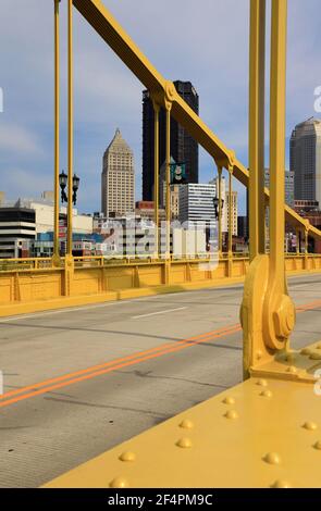 Andy Warhol Bridge aka Seventh Street Bridge mit der Aussicht Der Innenstadt von Pittsburgh im Hintergrund.Pittsburgh.Pennsylvania.USA Stockfoto