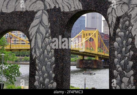 Der Blick auf die Andy Warhol Bridge über Allegheny River und Downtown Pittsburgh von der Piazza Lavoro und Mythic Source Skulpturen in North Shore.Pittsburgh.Pennsylvania.USA Stockfoto