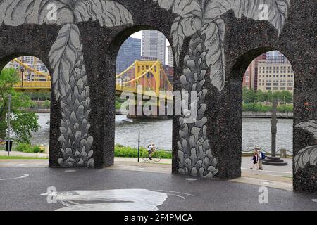 Der Blick auf die Andy Warhol Bridge über Allegheny River und Downtown Pittsburgh von der Piazza Lavoro und Mythic Source Skulpturen in North Shore.Pittsburgh.Pennsylvania.USA Stockfoto