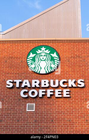 Ottawa, Kanada - 19. März 2021: Starbucks-Kaffee-Schild auf dem Gebäude Stockfoto