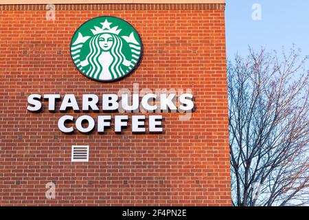 Ottawa, Kanada - 19. März 2021: Starbucks-Kaffee-Schild auf dem Gebäude Stockfoto