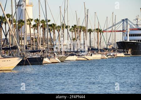 Promenade mit Restaurants, Cafés und gebundenen Booten, in Malaga, Spanien Stockfoto