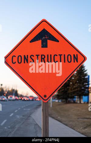 Ottawa, Kanada - 19. März 2021: Bau orange Schild auf der Straße Stockfoto