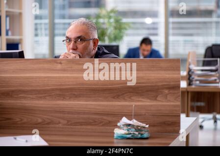 Zwei Geschäftsleute im Büro sitzen Stockfoto