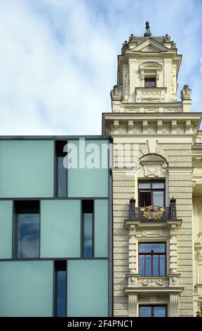 Teil des Kaufhauses „HE Omega Palace“ aus den 2000er Jahren und des Hauses der vier Riesen aus den 1900er Jahren auf dem Freiheitsplatz in Brünn Stockfoto