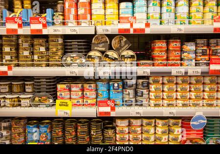Kaliningrad, Russland - 18. November 2020: Meeresfrüchte in den Regalen des Supermarkts. Stockfoto