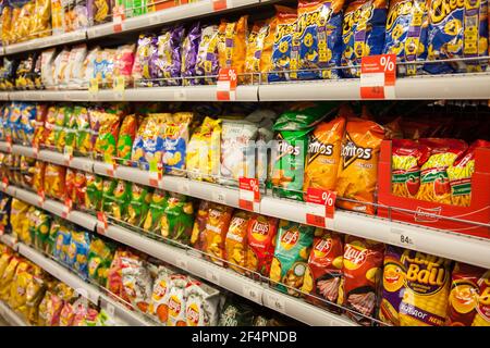 Kaliningrad, Russland - 18. November 2020: Chips in den Regalen des lokalen russischen Supermarkts. Stockfoto