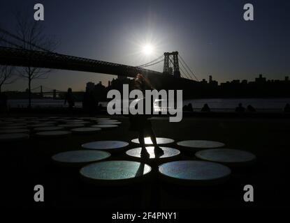 Brooklyn, Usa. März 2021, 22nd. Kinder spielen am Montag, den 22. März 2021, im Domino Park in New York City auf einer Kunstinstallation glühender Plattformen mit dem Titel 'Reflect'. Foto von John Angelillo/UPI Kredit: UPI/Alamy Live Nachrichten Stockfoto