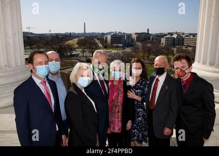 Der Mehrheitsführer des US-Senats Chuck Schumer (Demokrat von New York) (4th L) posiert für ein Foto mit der neuen US-Senatsfeldwebel Karen Gibson (3rd L) und ihren Familienangehörigen auf dem Balkon vor Schumers Büro im US-Kapitol in Washington, DC am 22. März, 2021. Kredit: Mandel Ngan/Pool via CNP/MediaPunch Stockfoto