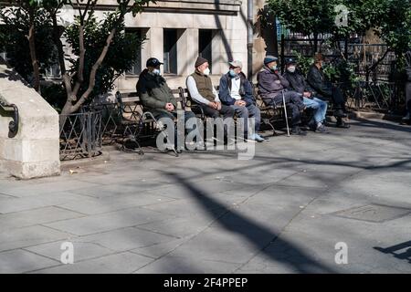 New York, NY - 22. März 2021: Asiatisch-amerikanische New Yorker verbringen einen ruhigen, warmen Frühlingstag im Columbus Park und spielen Karten, chinesisches Schach oder genießen einfach nur den Tag Stockfoto