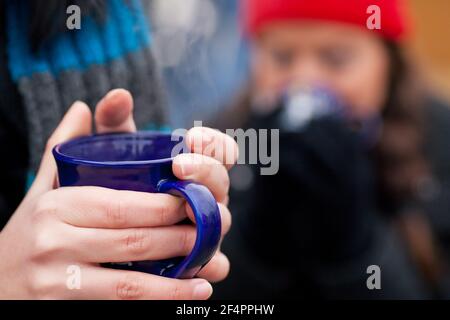 Frau tut Outdoor Stretching mit ihrem persönlichen Trainer auf einem Toller Sommertag Stockfoto