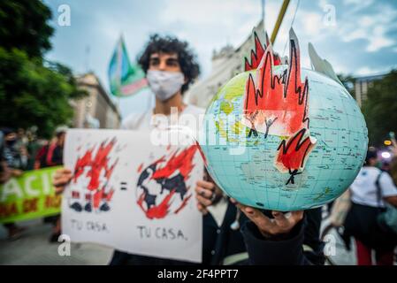 Buenos Aires, Argentinien. März 2021, 22nd. Ein Protestler hält einen Erdglobus mit Zeichnungen brennender Menschen während der Demonstration. Mehrere Umweltorganisationen haben am Weltwassertag eine Mobilisierung durchgeführt, um das Bewusstsein für den Klimawandel zu schärfen. (Foto: Alejo Manuel Avila/SOPA Images/Sipa USA) Quelle: SIPA USA/Alamy Live News Stockfoto