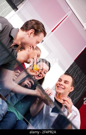 Frau tut Outdoor Stretching mit ihrem persönlichen Trainer auf einem Toller Sommertag Stockfoto