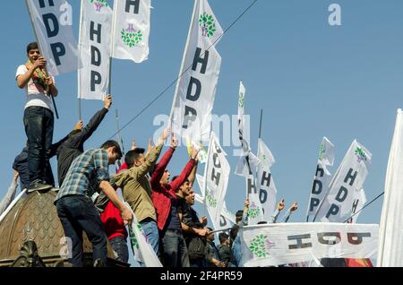 Istanbul, Türkei. 12th April 2015. Pro-kurdische Anhänger der HDP-Partei halten bei einer politischen Kundgebung in Kadikoy ihre Transparente ab.die Partei der Demokratischen Partei der Völker (HDP) startet ihren türkischen Wahlkampf 2015 in Istanbul. Kredit: John Wreford/SOPA Images/ZUMA Wire/Alamy Live Nachrichten Stockfoto