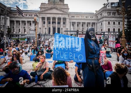 Buenos Aires, Argentinien. März 2021, 22nd. Ein Protestler mit einer Gasmaske hält ein Plakat, auf dem während einer Kundgebung Wasser für die Menschen steht. Mehrere Umweltorganisationen haben am Weltwassertag eine Mobilisierung durchgeführt, um das Bewusstsein für den Klimawandel zu schärfen. Kredit: SOPA Images Limited/Alamy Live Nachrichten Stockfoto