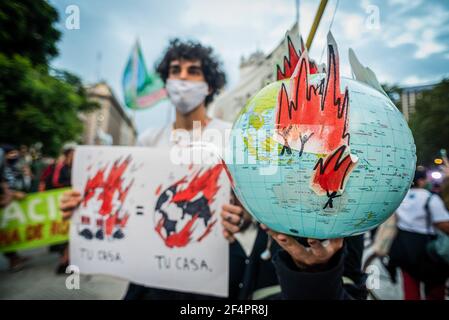 Buenos Aires, Argentinien. März 2021, 22nd. Ein Protestler hält einen Erdglobus mit Zeichnungen brennender Menschen während der Demonstration. Mehrere Umweltorganisationen haben am Weltwassertag eine Mobilisierung durchgeführt, um das Bewusstsein für den Klimawandel zu schärfen. Kredit: SOPA Images Limited/Alamy Live Nachrichten Stockfoto