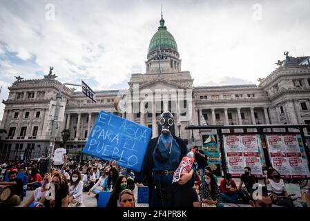 Buenos Aires, Argentinien. März 2021, 22nd. Ein Protestler mit einer Gasmaske hält ein Plakat, auf dem während einer Kundgebung Wasser für die Menschen steht. Mehrere Umweltorganisationen haben am Weltwassertag eine Mobilisierung durchgeführt, um das Bewusstsein für den Klimawandel zu schärfen. Kredit: SOPA Images Limited/Alamy Live Nachrichten Stockfoto