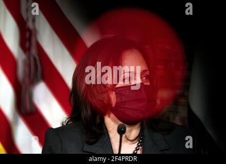 Jacksonville, Usa. März 2021, 22nd. Vizepräsidentin Kamala Harris nimmt an einer Diskussionsrunde zur Ernährungsunsicherheit im Gefolge der COVID-19-Pandemie bei der Fütterung von Nordost-Florida in Jacksonville, Florida, am Montag, den 22. März 2021 Teil. Vizepräsident Harris hob die Auswirkungen des amerikanischen Rettungsplans auf die Lebensmittelverteilung für Bedürftige hervor. Foto von Kevin Dietsch/UPI Kredit: UPI/Alamy Live News Stockfoto