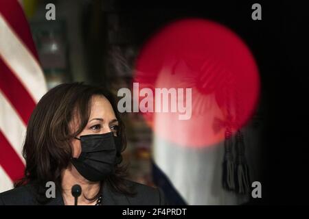 Jacksonville, Usa. März 2021, 22nd. Vizepräsidentin Kamala Harris nimmt an einer Diskussionsrunde zur Ernährungsunsicherheit im Gefolge der COVID-19-Pandemie bei der Fütterung von Nordost-Florida in Jacksonville, Florida, am Montag, den 22. März 2021 Teil. Vizepräsident Harris hob die Auswirkungen des amerikanischen Rettungsplans auf die Lebensmittelverteilung für Bedürftige hervor. Foto von Kevin Dietsch/UPI Kredit: UPI/Alamy Live News Stockfoto