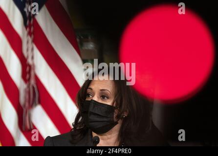 Jacksonville, Usa. März 2021, 22nd. Vizepräsidentin Kamala Harris nimmt an einer Diskussionsrunde zur Ernährungsunsicherheit im Gefolge der COVID-19-Pandemie bei der Fütterung von Nordost-Florida in Jacksonville, Florida, am Montag, den 22. März 2021 Teil. Vizepräsident Harris hob die Auswirkungen des amerikanischen Rettungsplans auf die Lebensmittelverteilung für Bedürftige hervor. Foto von Kevin Dietsch/UPI Kredit: UPI/Alamy Live News Stockfoto