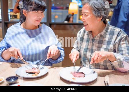 Glückliche Mutter und Tochter Spaß im Restaurant Stockfoto