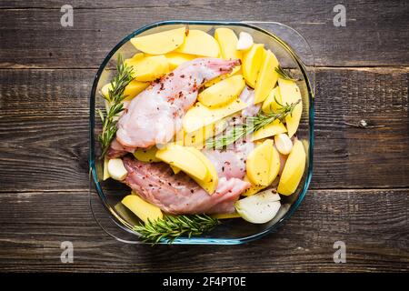 Rohes Kaninchenfleisch in Glasschale mariniert. Selektiver Fokus. Stockfoto