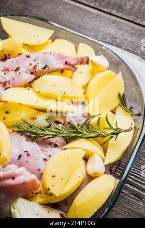 Rohes Kaninchenfleisch in Glasschale mariniert. Selektiver Fokus. Stockfoto