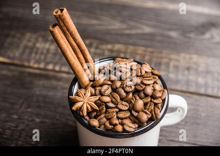 Metalltasse voller Kaffeebohnen. Selektiver Fokus. Geringe Schärfentiefe. Stockfoto