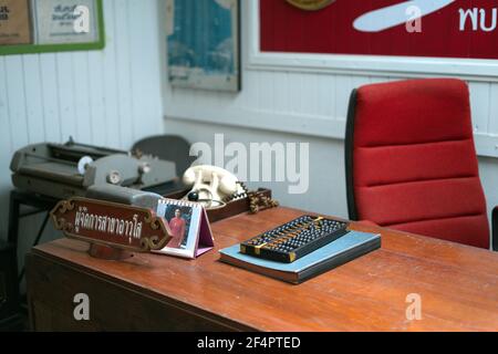 Vintage 50s Bankbüro mit Retro-Berechnung Ausrüstung und Bankwesen Geldmaschine.gute Erinnerung an die Vergangenheit Stockfoto