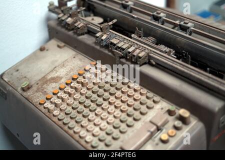 Vintage 50s Bankbüro mit Retro-Berechnung Ausrüstung und Bankwesen Geldmaschine.gute Erinnerung an die Vergangenheit Stockfoto