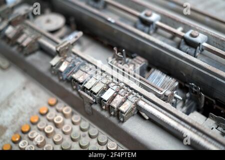 Vintage 50s Bankbüro mit Retro-Berechnung Ausrüstung und Bankwesen Geldmaschine.gute Erinnerung an die Vergangenheit Stockfoto