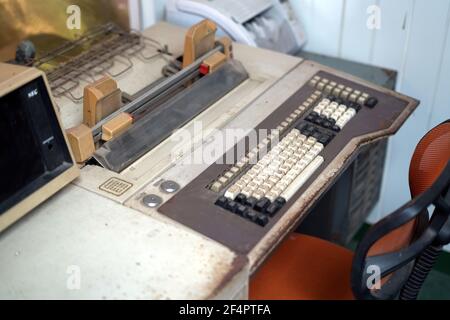 Vintage 50s Bankbüro mit Retro-Berechnung Ausrüstung und Bankwesen Geldmaschine.gute Erinnerung an die Vergangenheit Stockfoto