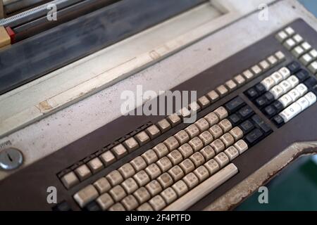 Vintage 50s Bankbüro mit Retro-Berechnung Ausrüstung und Bankwesen Geldmaschine.gute Erinnerung an die Vergangenheit Stockfoto