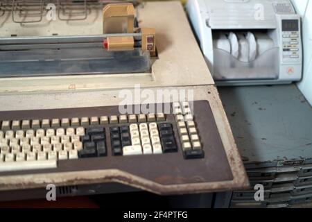 Vintage 50s Bankbüro mit Retro-Berechnung Ausrüstung und Bankwesen Geldmaschine.gute Erinnerung an die Vergangenheit Stockfoto