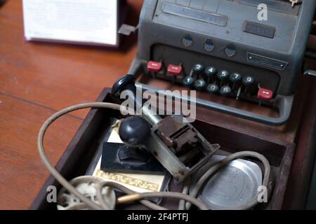 Vintage 50s Bankbüro mit Retro-Berechnung Ausrüstung und Bankwesen Geldmaschine.gute Erinnerung an die Vergangenheit Stockfoto