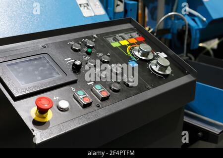 Bedienkonsole mit Touchscreen. Steuerkonsole für automatisierte Metallbearbeitungsgeräte. Selektiver Fokus. Stockfoto