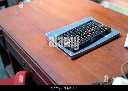 Vintage 50s Bankbüro mit Retro-Berechnung Ausrüstung und Bankwesen Geldmaschine.gute Erinnerung an die Vergangenheit Stockfoto