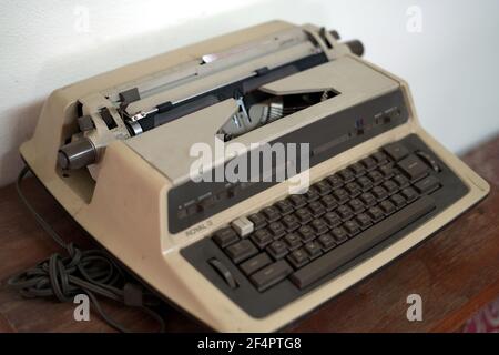 Vintage 50s Bankbüro mit Retro-Berechnung Ausrüstung und Bankwesen Geldmaschine.gute Erinnerung an die Vergangenheit Stockfoto