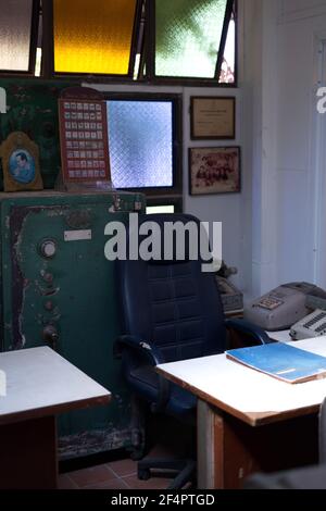 Vintage 50s Bankbüro mit Retro-Berechnung Ausrüstung und Bankwesen Geldmaschine.gute Erinnerung an die Vergangenheit Stockfoto