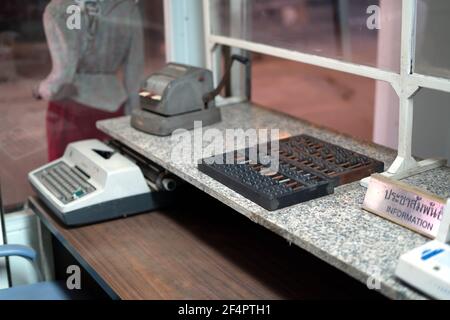 Vintage 50s Bankbüro mit Retro-Berechnung Ausrüstung und Bankwesen Geldmaschine.gute Erinnerung an die Vergangenheit Stockfoto