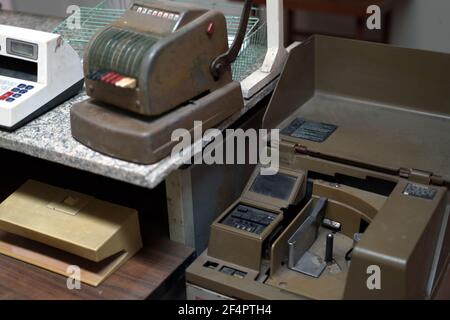 Vintage 50s Bankbüro mit Retro-Berechnung Ausrüstung und Bankwesen Geldmaschine.gute Erinnerung an die Vergangenheit Stockfoto
