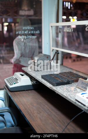 Vintage 50s Bankbüro mit Retro-Berechnung Ausrüstung und Bankwesen Geldmaschine.gute Erinnerung an die Vergangenheit Stockfoto