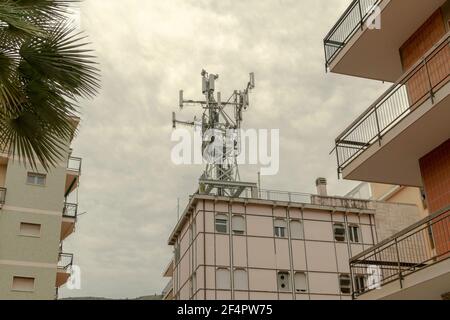 Elektrokommunikation Wireless, Handy-Antennen Turm. In der bewohnten Mitte. Das Hotel liegt auf den Gebäuden eines italienischen Viertels. 5G High-Speed, LTE Stockfoto