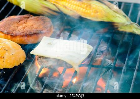 Flamme Grillen hausgemachte Burger auf dem Grill Stockfoto