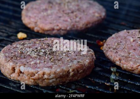 Flamme Grillen hausgemachte Burger auf dem Grill Stockfoto